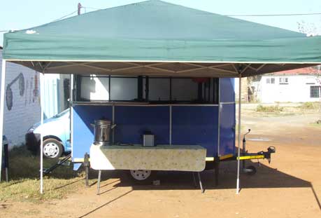 Photo: gazebo en tafel buite kos waentjie - gazebo and table outside food trailer 